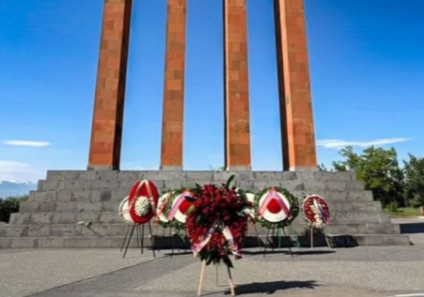 От имени Сержа Саргсяна был возложен венок к мемориалу Сардарапатской битвы
