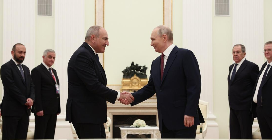 Путин посоветовал Пашиняну как можно скорее определиться — выбирает он ЕС или ЕАЭС: в этом случае будет возможен «мягкий развод»