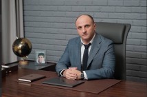 Правоохранители ворвались в квартиру Карена Симоняна