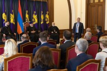 Католикос Всех армян на встрече с иностранными судьями рассказал о фиктивном суде в Баку над армянскими пленными