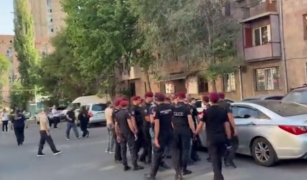 «Только что, на наших глазах, увезли очередного гражданина»: что происходит у здания Следственного комитета (видео)
