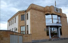 Ամբաստանյալի և տուժող կողմի հարազատները ծեծել են իրար Չարենցավանի դատարանում, դատական կարգադրիչները մարմնական վնասվածքներ են ստացել