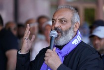 Давайте все помолимся за силу и стойкость души архиепископа Баграта – архиепископ Аршак