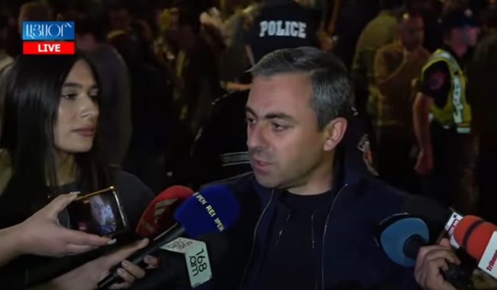 «Թուրքերի կոշիկները լիզող, սրիկան էլ ես դու, անհայրենիքն էլ»․ Սաղաթելյանը պատասխանեց Պապիկյանին (Տեսանյութ)