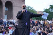 «Ложное обвинение, сфабрикованное дело»: Тигран Абрамян посетил архиепископа Баграта