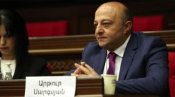 Сотрудники СНБ в масках проводят незаконный обыск в доме депутата фракции «Армения» Артура Саргсяна
