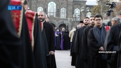 В Первопрестольном Святом Эчмиадзине проходит совместное богослужение: духовенство и верующие молятся за непоколебимость Армянской Апостольской Святой Церкви