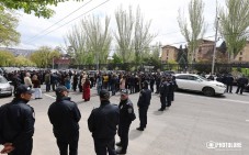 Родственники пропавших без вести в знак протеста временно перекрыли проспект Баграмяна в Ереване: фото