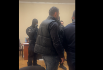 Сотрудники СНБ в масках в офисе партии «Мать Армения»