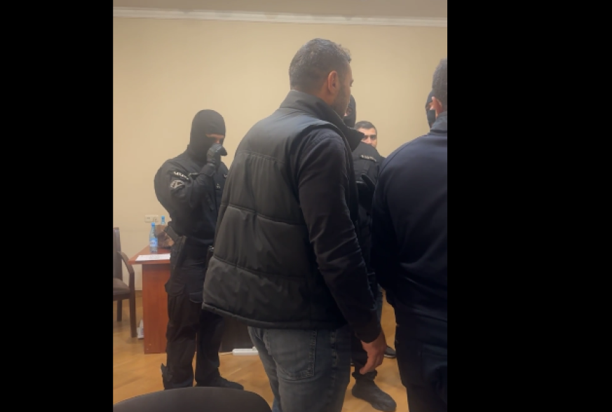Сотрудники СНБ в масках в офисе партии «Мать Армения»