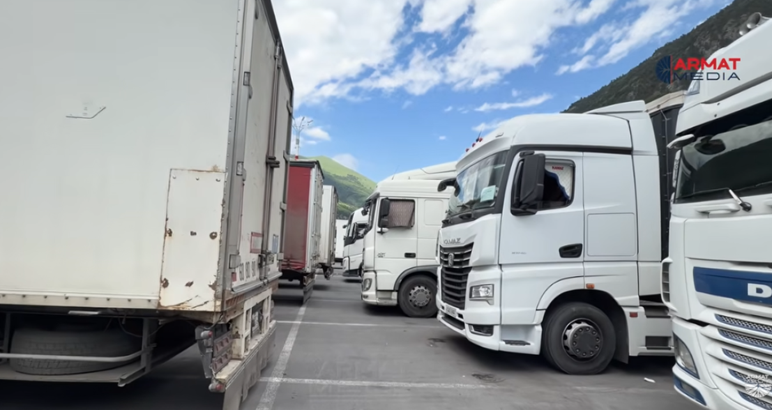 «Կառավարությունից մեկը թող գա, 22 օր մեքենայի մեջ քնի». Լարսում անելանելի վիճակում հայտնված վարորդներն ահազանգում են (Տեսանյութ). Armat Media