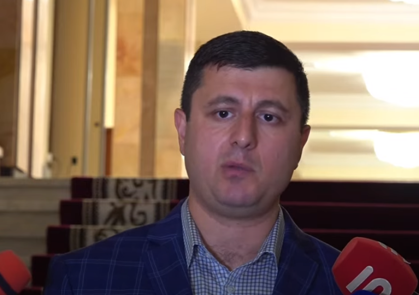 Абрамян: несмотря на проблемы с укомплектованностью в армии, сокращают срок службы и готовят массовые увольнения