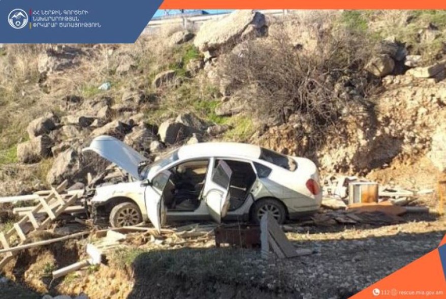 Автомобиль выехал с проезжей части и оказался в овраге