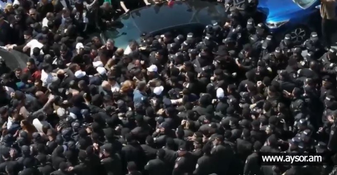 Столкновение между полицейскими и сторонниками Самвела Карапетяна: есть подвергнутые приводу лица (видео)