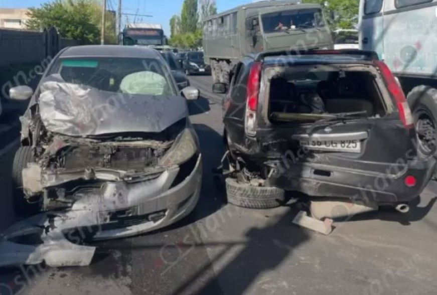 Թևոսյան փողոցում բախվել են պայմանագրային զինծառայողի «Nissan X-Trail»-ը և «Mitsubishi Grandis»-ը․ կա վիրավոր