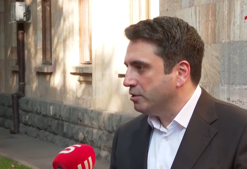 «Я не вижу угрозы, наоборот — он говорит, что нужно возвращаться на машинах, а не на танках» — Ален Симонян о заявлении Алиева