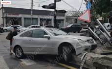 Մալաթիայի թաղապետարանի մոտ «Mercedes»-ը բախվել է հետիոտնի համար նախատեսված լուսացույցին