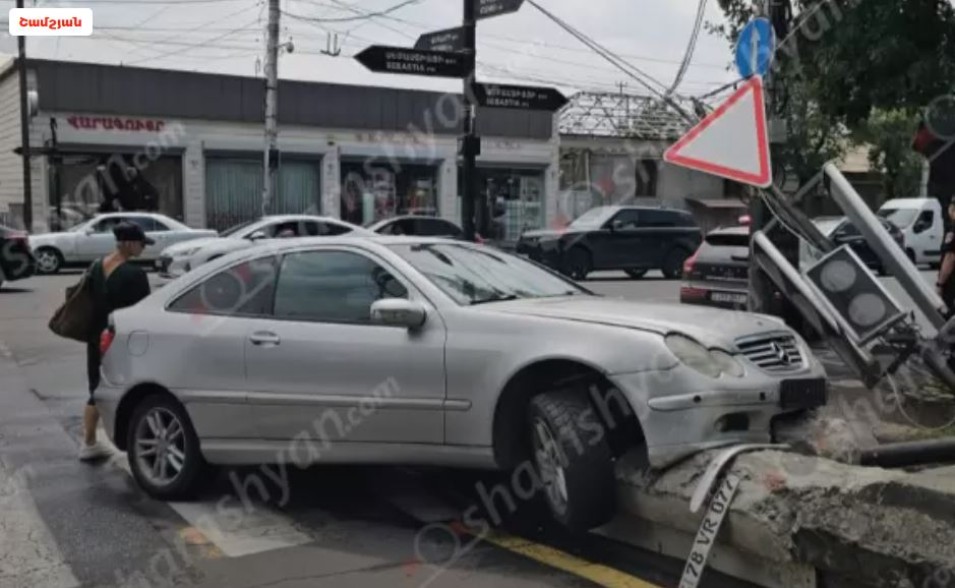 Մալաթիայի թաղապետարանի մոտ «Mercedes»-ը բախվել է հետիոտնի համար նախատեսված լուսացույցին