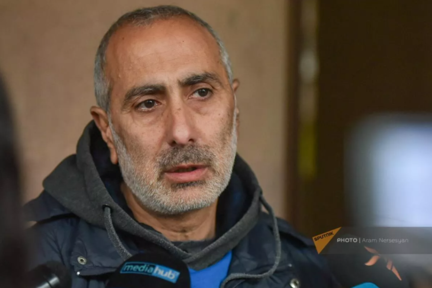 Զոհվածի հայր Արա Ռոստոմյանի նկատմամբ դատարանը բացակայելու արգելքի հետ կիրառեց վարչական հսկողություն