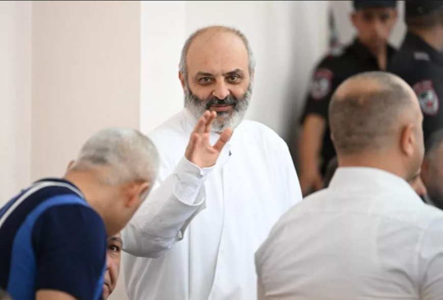 Адвокат сообщил об отказе от ходатайства об изменении меры пресечения для архиепископа Баграта и просьбе отложить судебное заседание