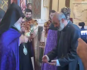 Գարեգին Երկրորդը ջրում է Բագրատ Սրբազանին (Տեսանյութեր)