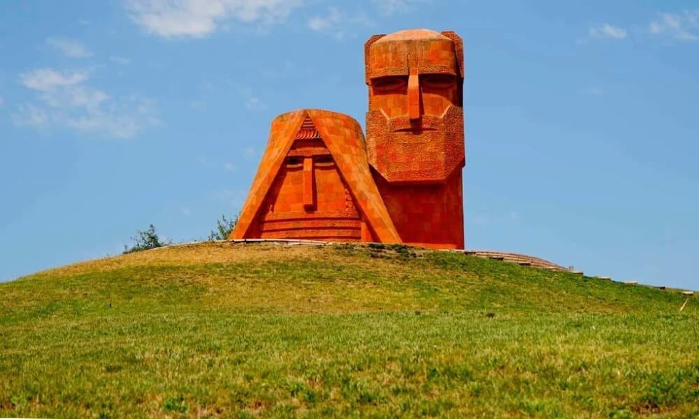 У народа, потерявшего память, не может быть будущего
