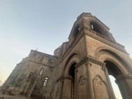 Первопрестольный Святой Эчмиадзин — святыня, а не место для митингов и акций протеста — отец Сероб Азарян