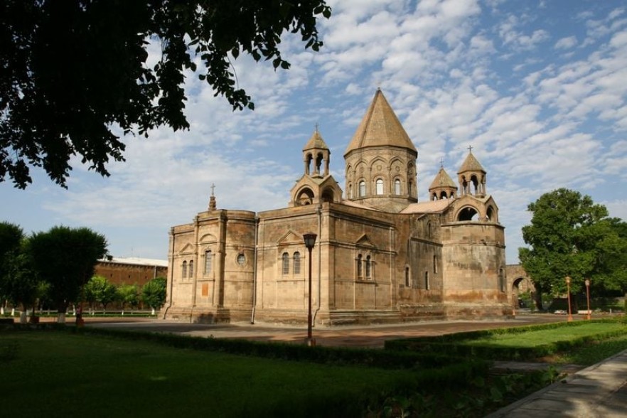 Հայաստանի վարչապետը օրենքից վեր է դասում իր անձը․ Մայր Աթոռ