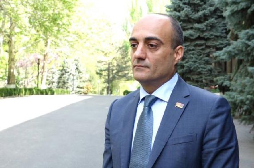 Забавно: жалобу против Нарека Самсоняна и Вазгена Сагателяна подал человек, который плюнул человеку в лицо — Арман Сагателян (видео)
