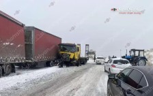 В Арагацотнской области столкнулись грузовик с прицепом, которым управлял гражданин Турции, и снегоуборочный трактор