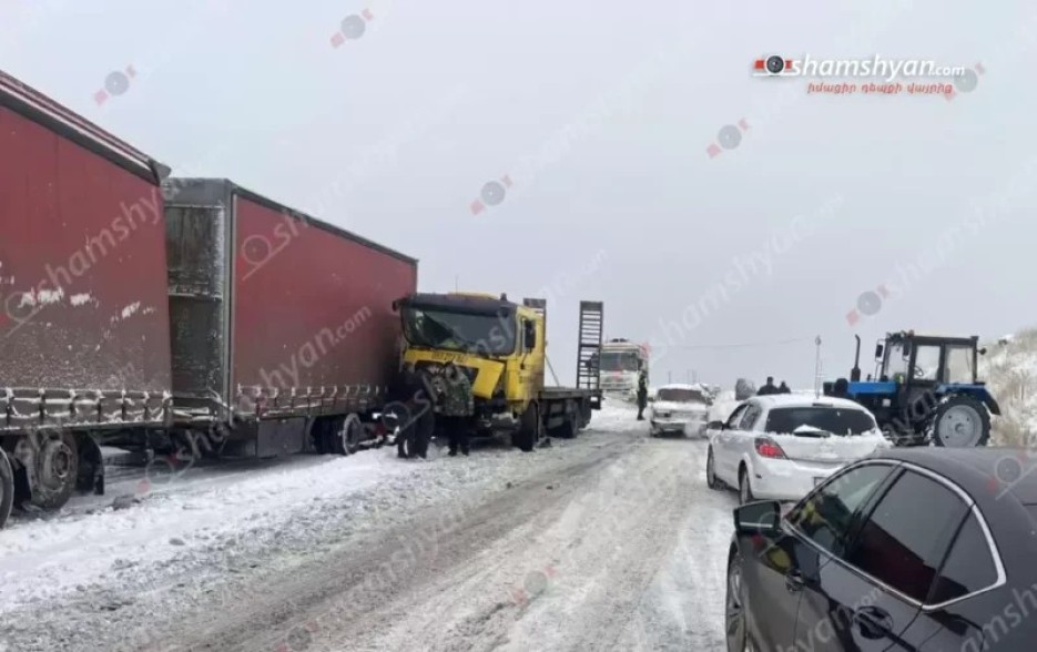 В Арагацотнской области столкнулись грузовик с прицепом, которым управлял гражданин Турции, и снегоуборочный трактор