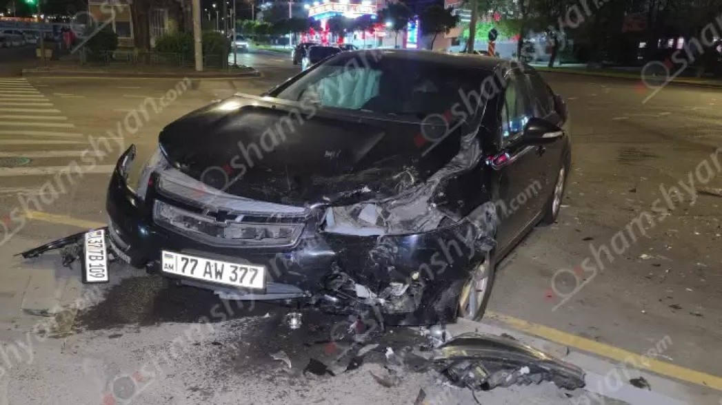 Ազատության պողոտայում բախվել են «Chevrolet Volt»-ն ու «Nissan»-ը. կան վիրավորներ