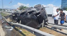 Կասկադյորական վթար՝ Արարատում. «ՎԱԶ-2121»-ն ու «Ford»-ը բախվել են արգելապատնեշներին