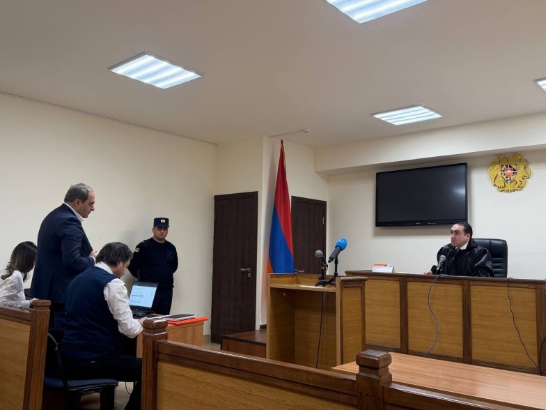 Арман Сароян не явился на судебное заседание, ходатайствовал о его переносе: фотографии