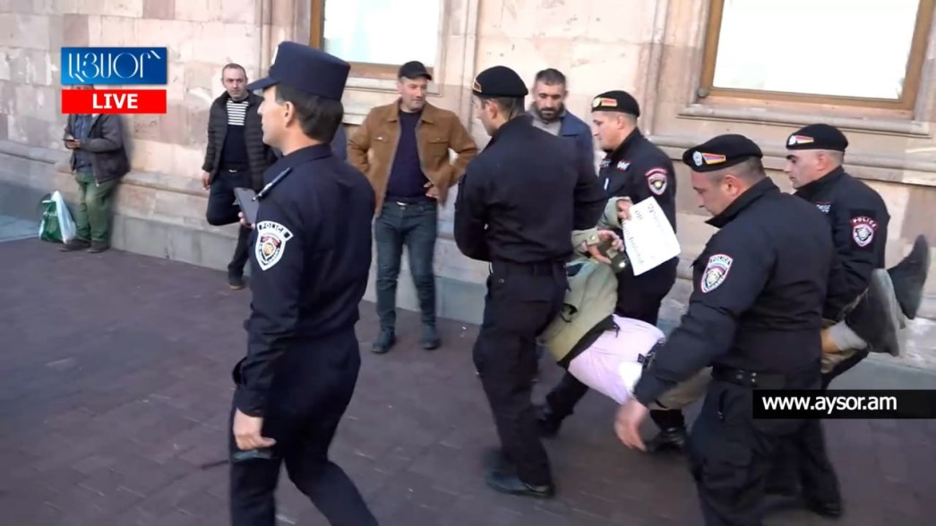 Активист Вардгес Гаспари провёл акцию протеста на улице Амиряна с надписью «День не-гражданина»: его доставили в полицию