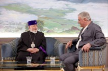 Католикос всех армян посетил незаконно находящегося под домашним арестом национального благотворителя Самвела Карапетяна (видео)