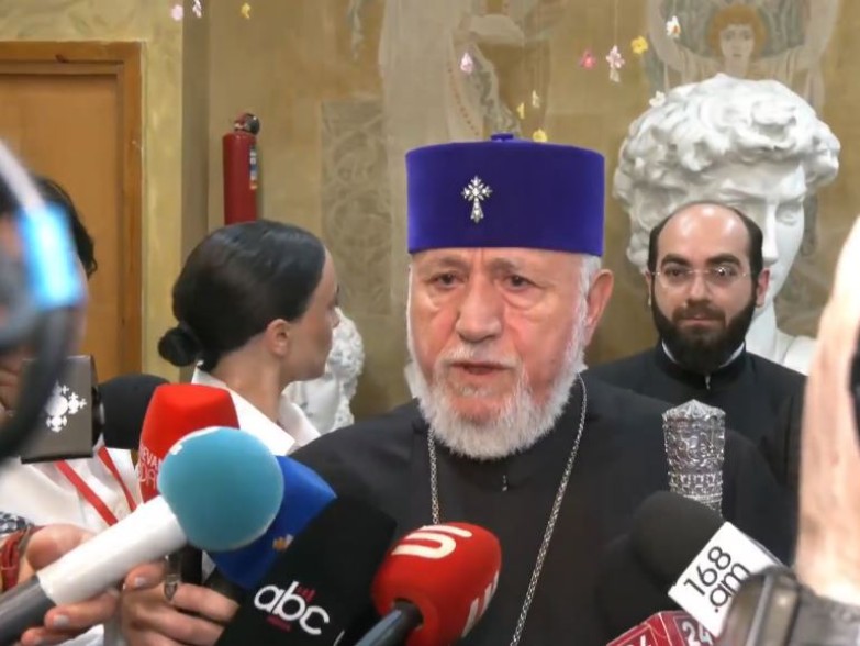 «Да поможет и сохранит Бог армянский народ»: Католикос всех армян принял участие в голосовании