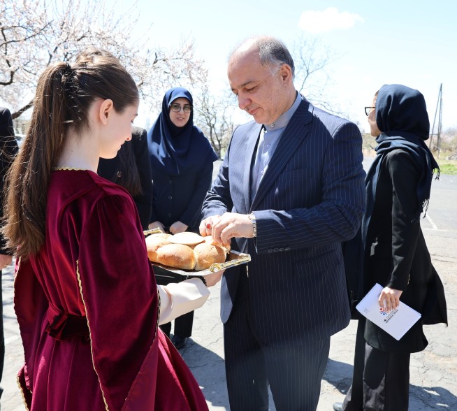 Դեսպան Սոբհանին  այցելել է Կարբիի միջնակարգ դպրոց, որտեղ պարսկերեն է դասավանդվում