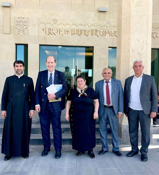 «Նման ուսումնասիրությունները ազգային ինքնագիտակցության ամրապնդման կարևոր գործիք են». Մայր Աթոռի «Վաչե և Թամար Մանուկյան» Մատենադարանում տեղի ունեցավ գրքերի շնորհանդես