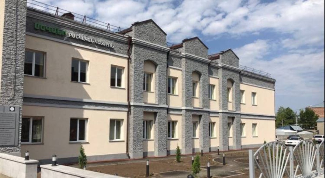 Սևանի բժշկական կենտրոնի տնօրենը մեղադրվում է խոշոր չափերի գույքի հափշտակության և խմբի կազմում կեղծիք կատարելու մեջ