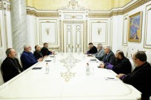 Епископы, присоединившиеся к Пашиняну, призывают собраться в Эчмиадзине и сместить Католикоса всех армян