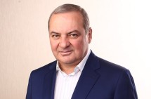 Карен Карапетян, работая годами в госструктурах, никогда не получал зарплату — направлял средства детям из детских домов и выпускникам (видео)