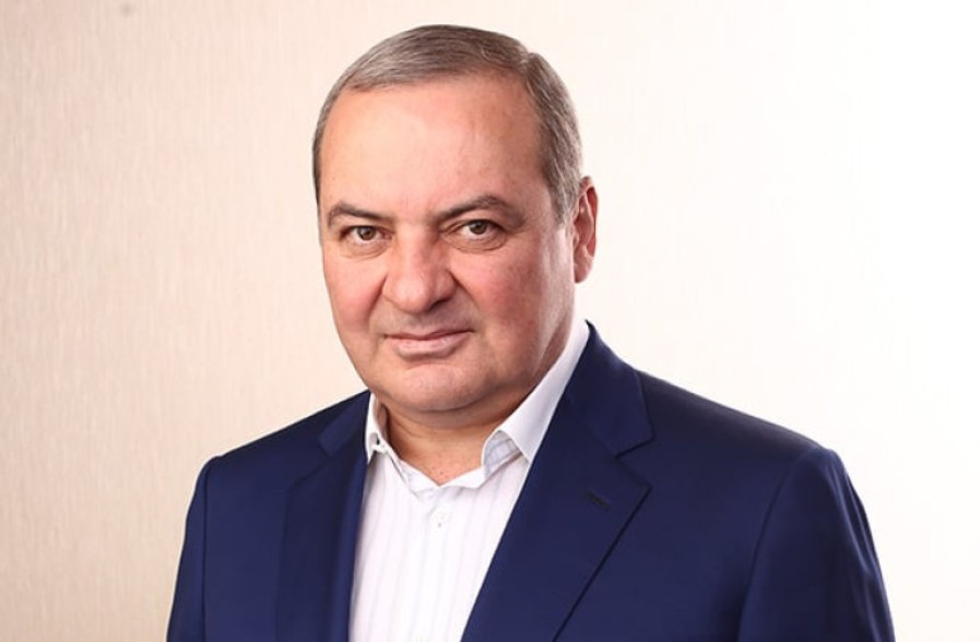 Карен Карапетян, работая годами в госструктурах, никогда не получал зарплату — направлял средства детям из детских домов и выпускникам (видео)