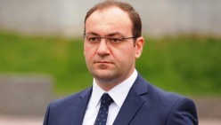 Сотрудники СНБ в масках проводят обыск в доме Вазгена Сагателяна — адвокату не позволяют войти