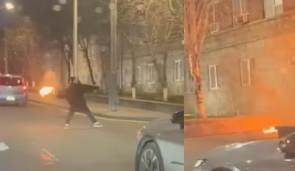 В отношении гражданина, который бросил горящий предмет в сторону ворот здания СНБ, возбуждено публичное уголовное преследование — Следственный комитет