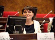 «Слушайте внимательно — президент Саргсян у себя дома, в своей стране, на своей родине; вы — кочевники, у вас нет родины, вы должны постоянно жить в страхе» — Маргарит Есаян