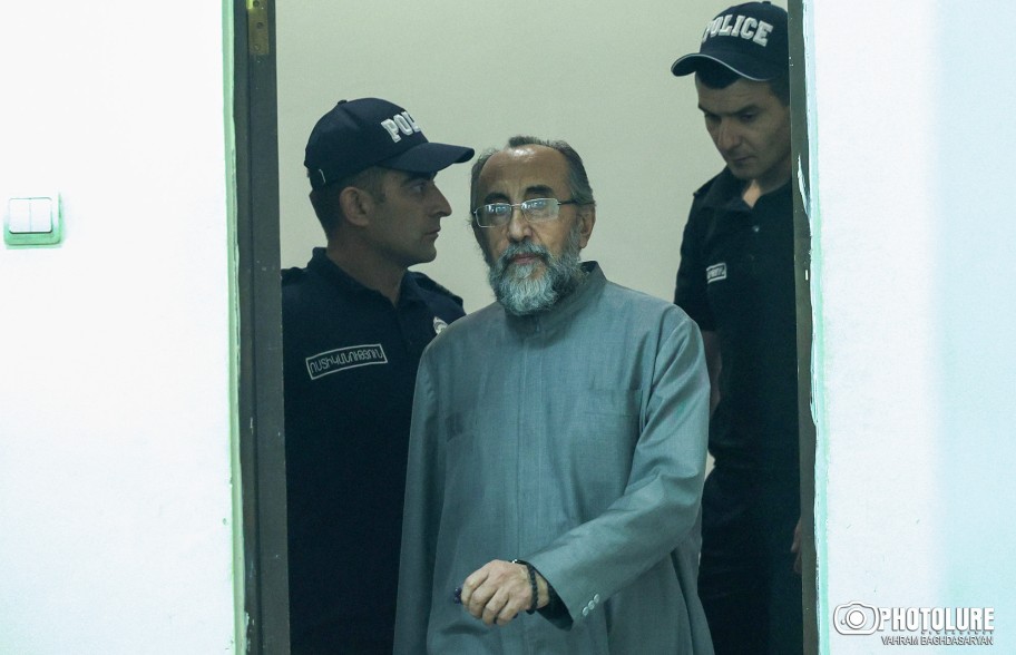 Суд решил продлить арест архиепископа Микаела Аджапахяна на 10 дней