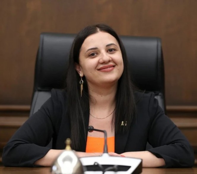 «Նկատի է ունեցել «հայաստանցի» և «ղարաբաղցի» բառերը, սա պարզապես աշխարհագրական տարբերություն է»․ ՔՊ-ական պատգամավորը փորձում է «սրբագրել» եղբոր գրառումը
