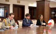 Министр обороны Армении и посол Франции в Армении обсудили программы сотрудничества Армения-Франция в сфере обороны