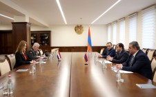 Министр обороны Армении и посол Нидерландов обсудили вопросы сотрудничества